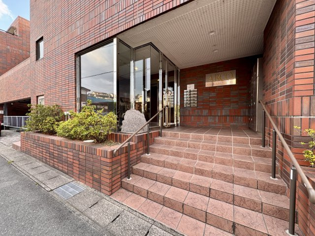 アルコ根上り松のエントランス|タイル張りの外壁がすてきなマンション。