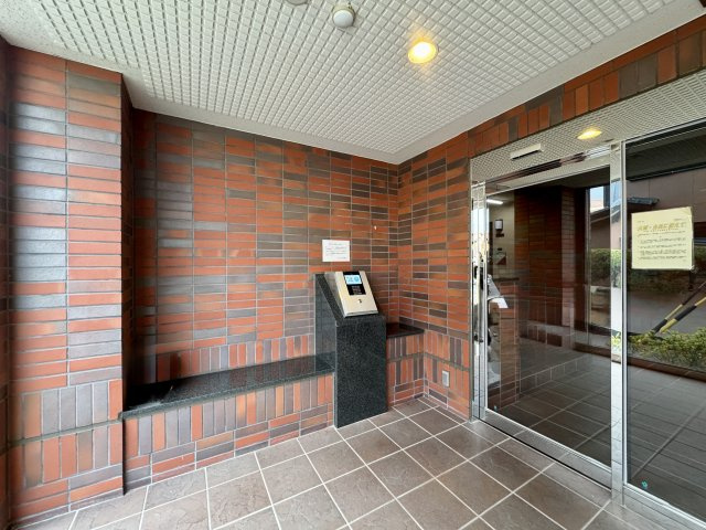 アルコ根上り松のエントランス|セキュリティ完備で安心です。