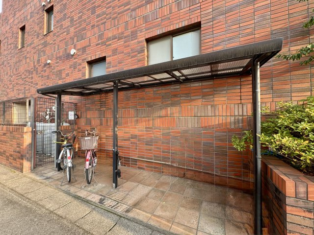 アルコ根上り松の駐輪場