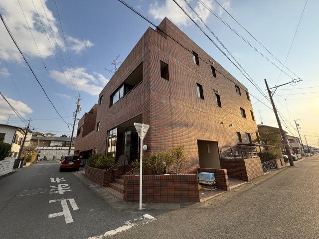 アルコ根上り松のその他|マンション北側と西側に道路があります。静かな住宅地です。