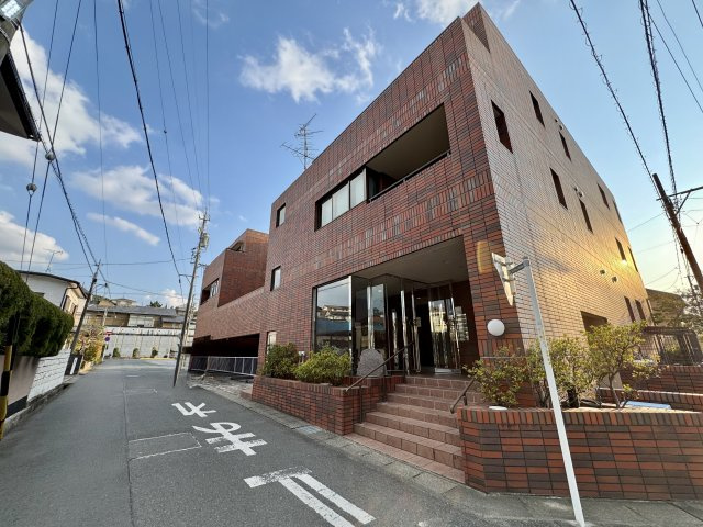 アルコ根上り松の外観|静かな住宅地にあるマンションです。