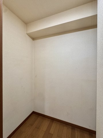 アルコ根上り松の収納|キッチン裏の収納。パントリーとして利用できます。