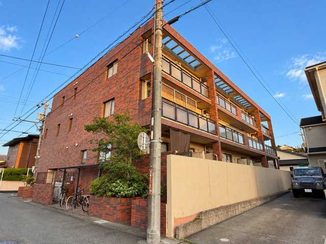 アルコ根上り松の外観|外観を別アングルから撮影しました。最上階はバルコニーの上部が光を取り込むつくりになっているので明るいですよ♪