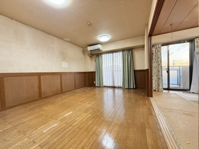 アルコ根上り松のその他|一日中、日のあたるリビング。和室に繋がっていて襖を開けると18帖の広々空間になります！バルコニー側の大きな窓から光が差し込みます。マンション南側は
