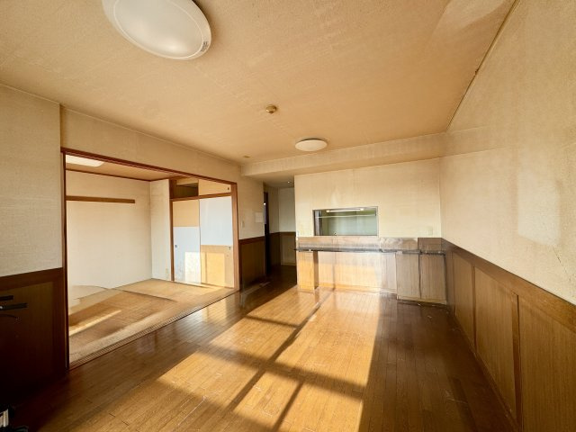 アルコ根上り松の居間・リビング|一日中、日のあたるリビング。和室に繋がっていて襖を開けると18帖の広々空間になります！