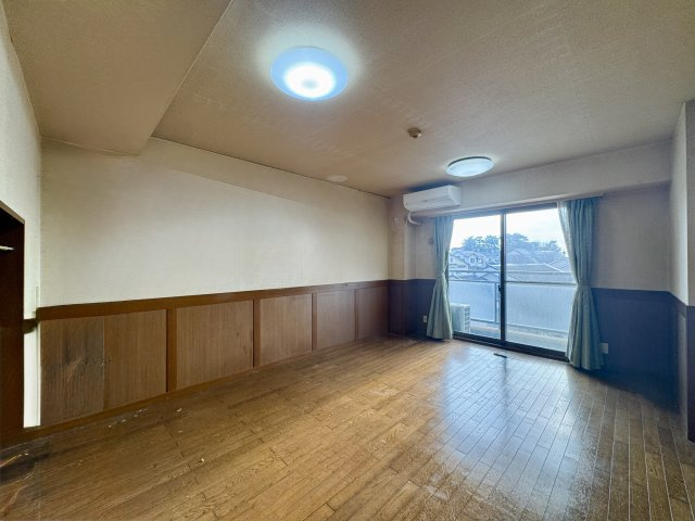 アルコ根上り松のその他|一日中、日のあたるリビング。和室に繋がっていて襖を開けると18帖の広々空間になります！バルコニー側の大きな窓から光が差し込みます。マンション南側は
