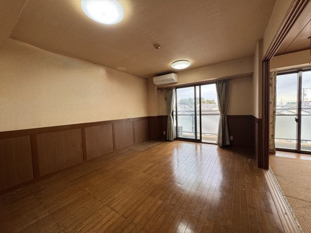 アルコ根上り松の居間・リビング|一日中、日のあたるリビング。和室に繋がっていて襖を開けると18帖の広々空間になります！バルコニー側の大きな窓から光が差し込みます。マンション南側は

