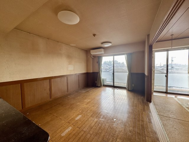 アルコ根上り松の居間・リビング|バルコニーに繋がる大きな窓から光が差し込みます。