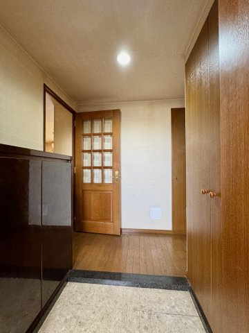 アルコ根上り松のその他|収納も左右にあり、すっきり片付く玄関です。
