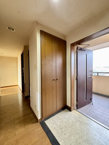 アルコ根上り松の玄関|収納も左右にあり、すっきり片付く玄関です。