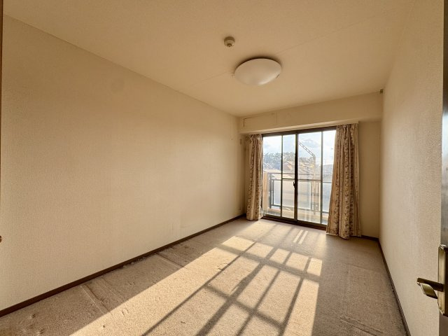 アルコ根上り松の洋室|真ん中の洋室6.8帖。収納もあり明るいです！