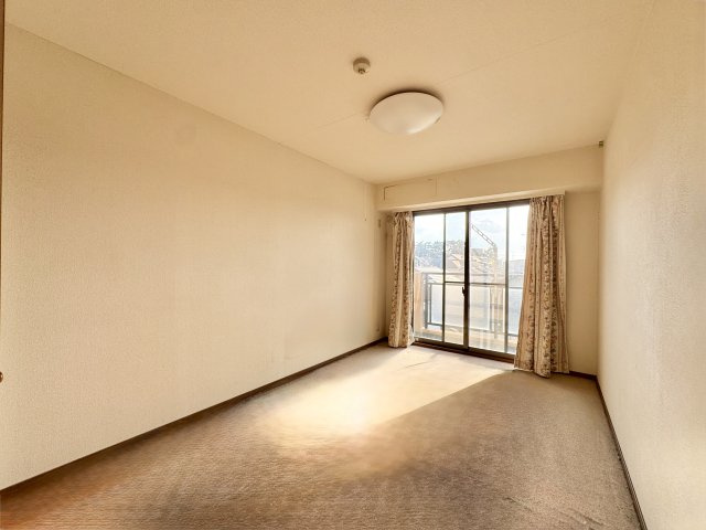 アルコ根上り松の洋室|真ん中の洋室6.8帖。収納もあり明るいです！