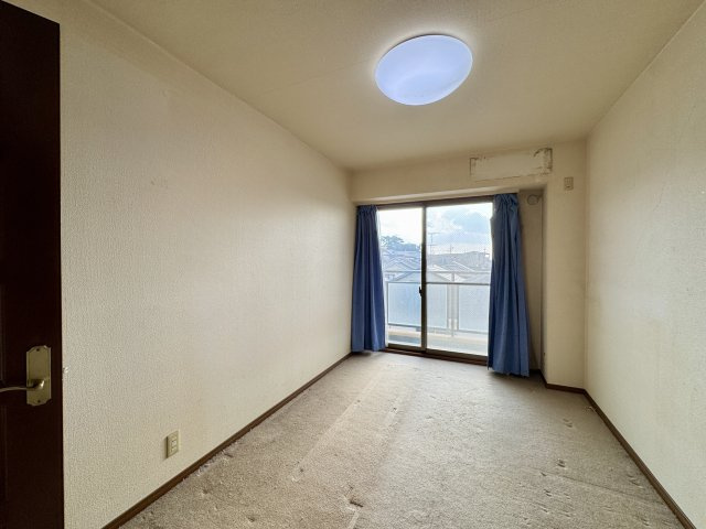 アルコ根上り松の洋室|西側の洋室6.8帖。収納あり。