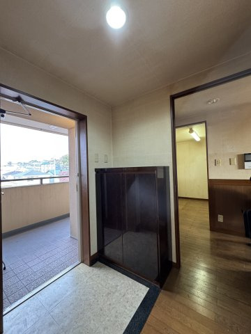 アルコ根上り松の玄関|玄関から入り東にリビングがあります。