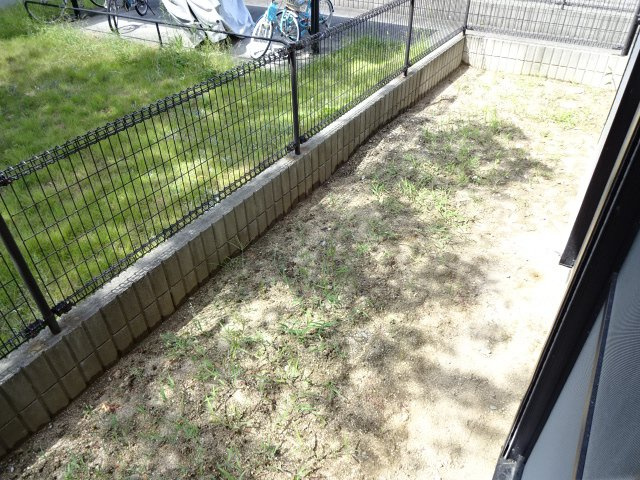 姫路市広畑区蒲田２丁目のハイツの庭