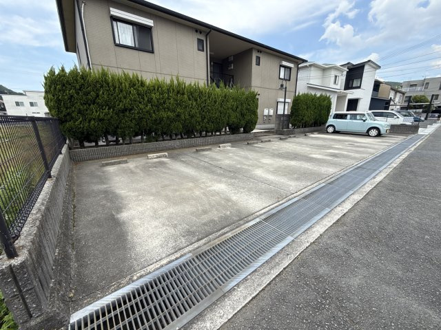 姫路市広畑区蒲田２丁目のハイツの駐車場