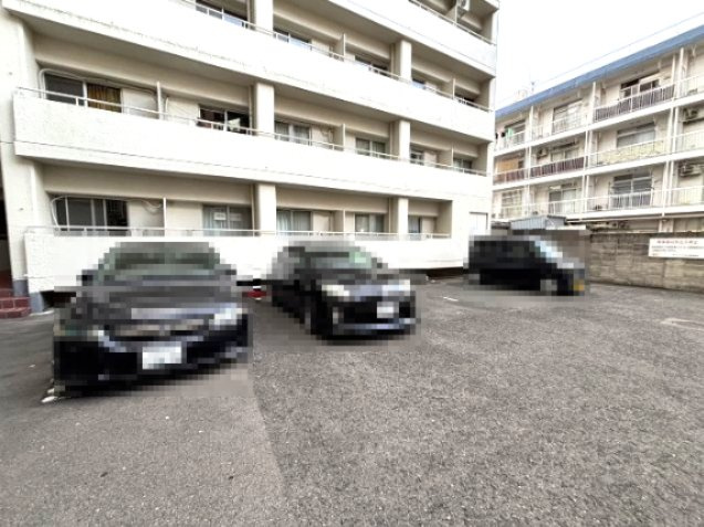 サンハイツ本山の駐車場