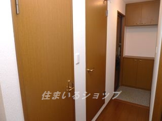 広島市安佐北区上深川町のアパートの玄関