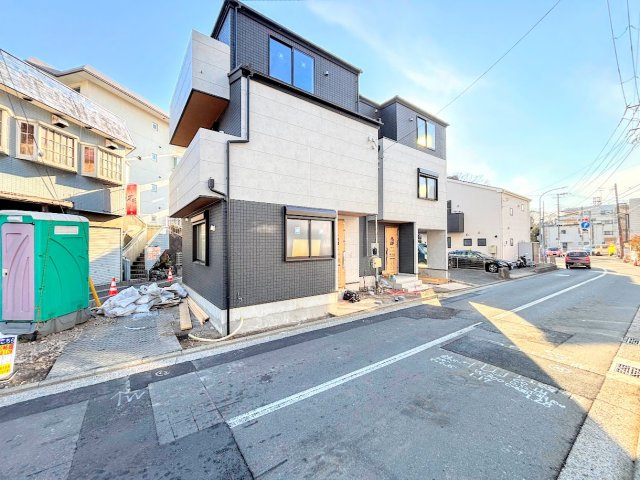 港南区芹が谷1丁目　新築戸建ての前面道路含む現地写真|◆前面道路も幅員があり車の運転も安心！前面道路は閑静な住宅地。車通りの少ない道路です。お子様にも安心です。
