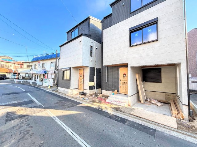 港南区芹が谷1丁目　新築戸建ての外観|◆堂々たる趣ながら、主張し過ぎずどこか余裕を感じさせるシャープなフォルムで佇む邸宅は、晴天の空と照らし合わせる事で、本来あるべき完成形の姿を見せてくれます。