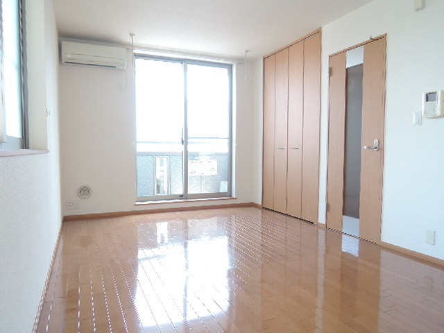 カンタービレ久里浜の居間・リビング|南東向き角部屋２面採光　広々とした洋室９．５帖