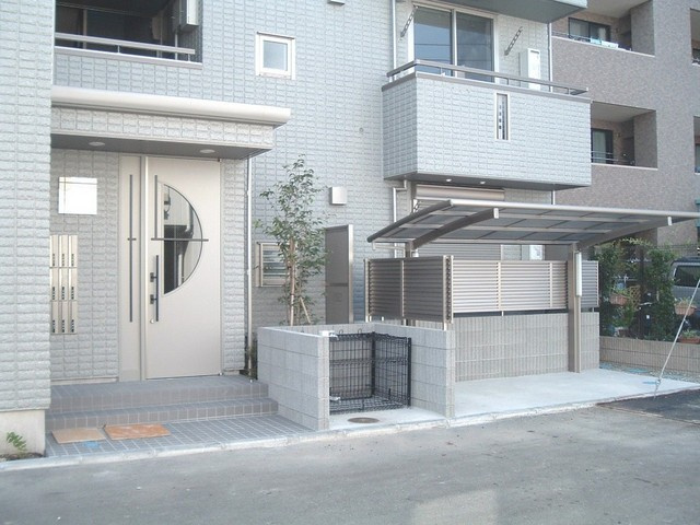 カンタービレ久里浜のエントランス|屋根付駐輪場　オートロック付エントランス