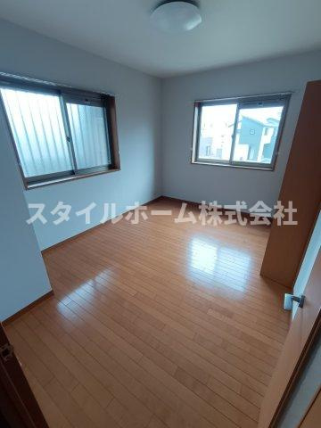 エスポワールの居間・リビング|同建物内別部屋の写真です。