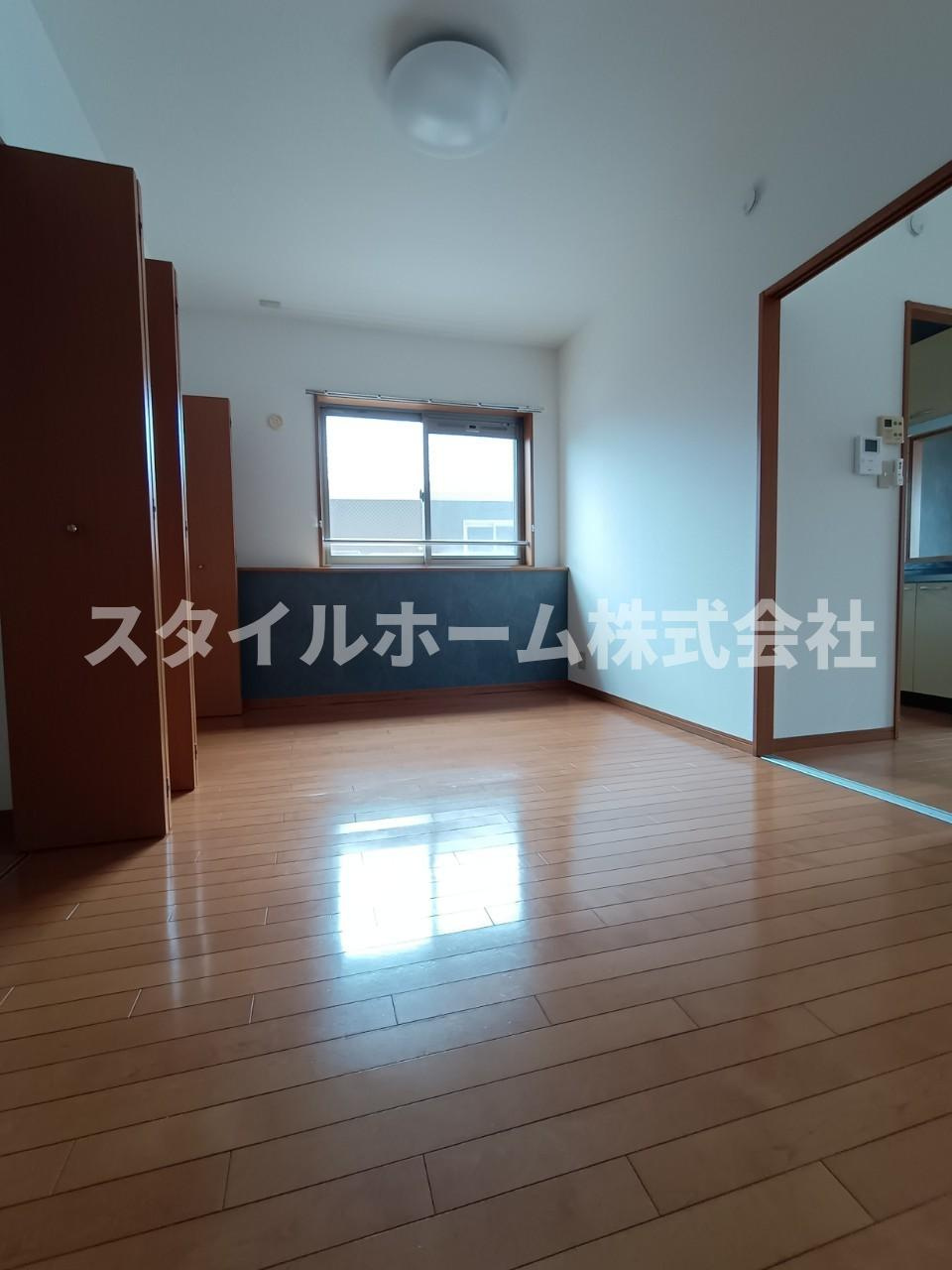 エスポワールの居間・リビング|同建物内別部屋の写真です。