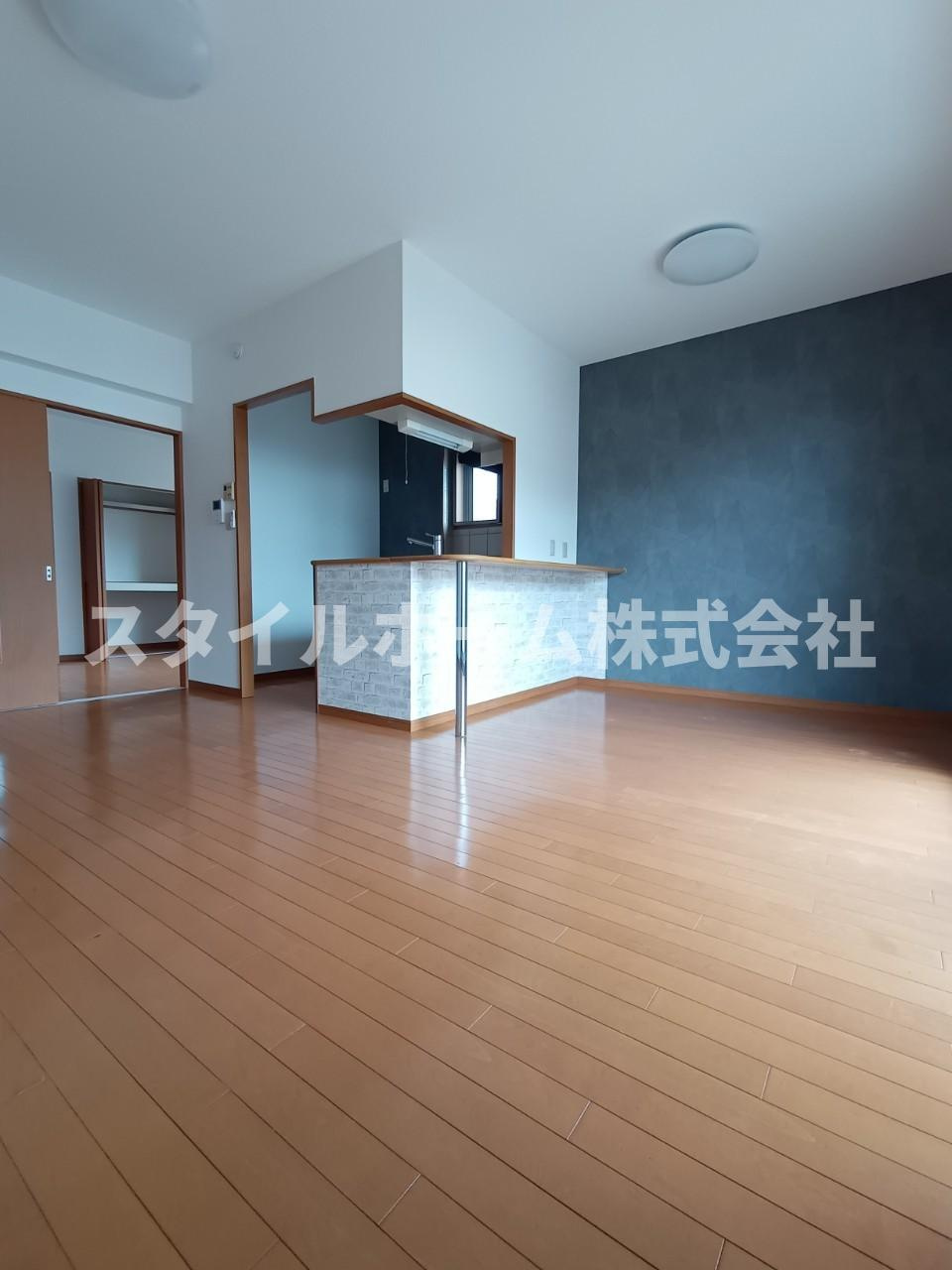 エスポワールの居間・リビング|同建物内別部屋の写真です。