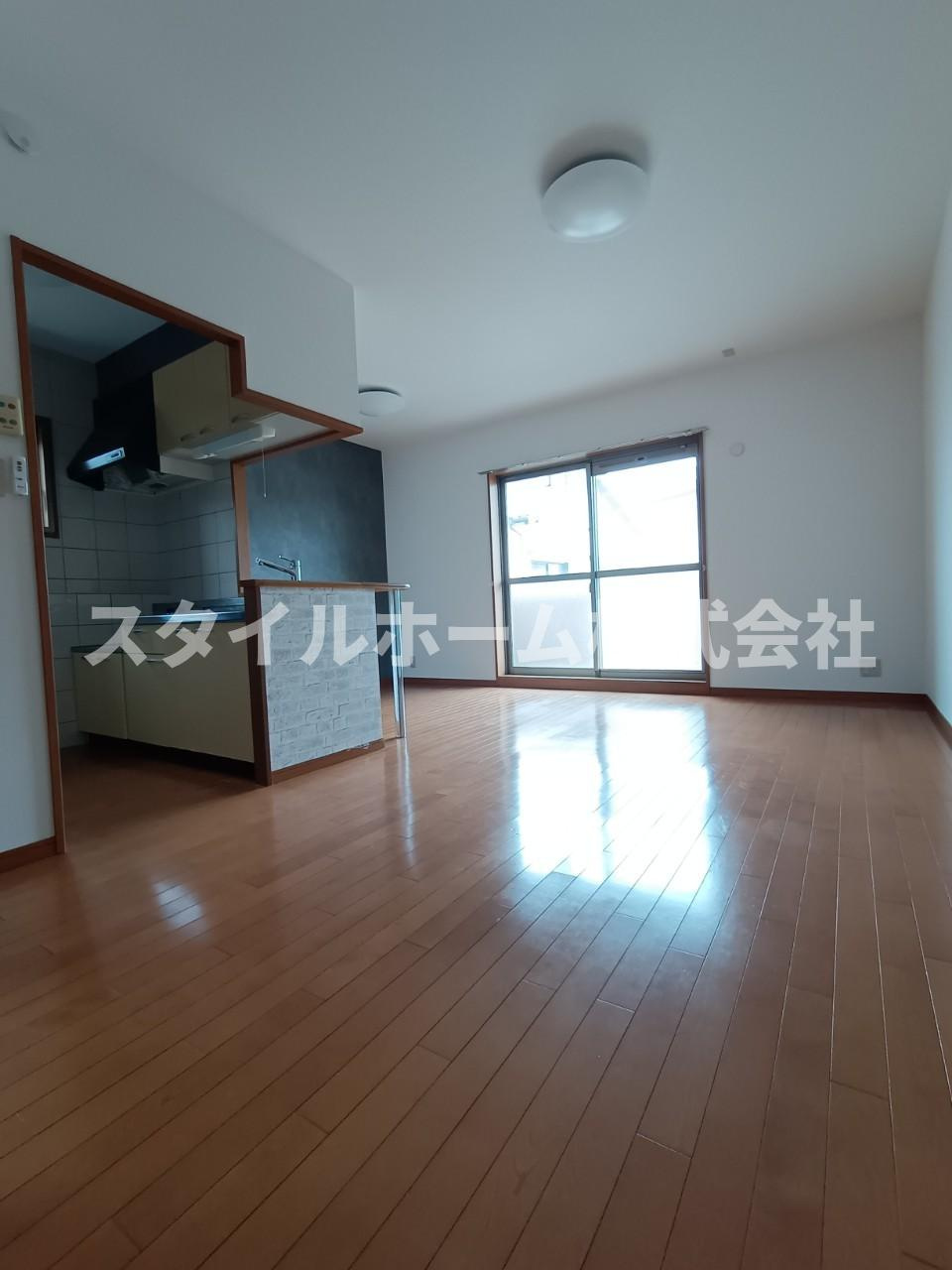 エスポワールの居間・リビング|同建物内別部屋の写真です。