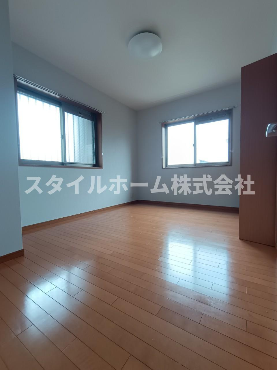 エスポワールの居間・リビング|同建物内別部屋の写真です。