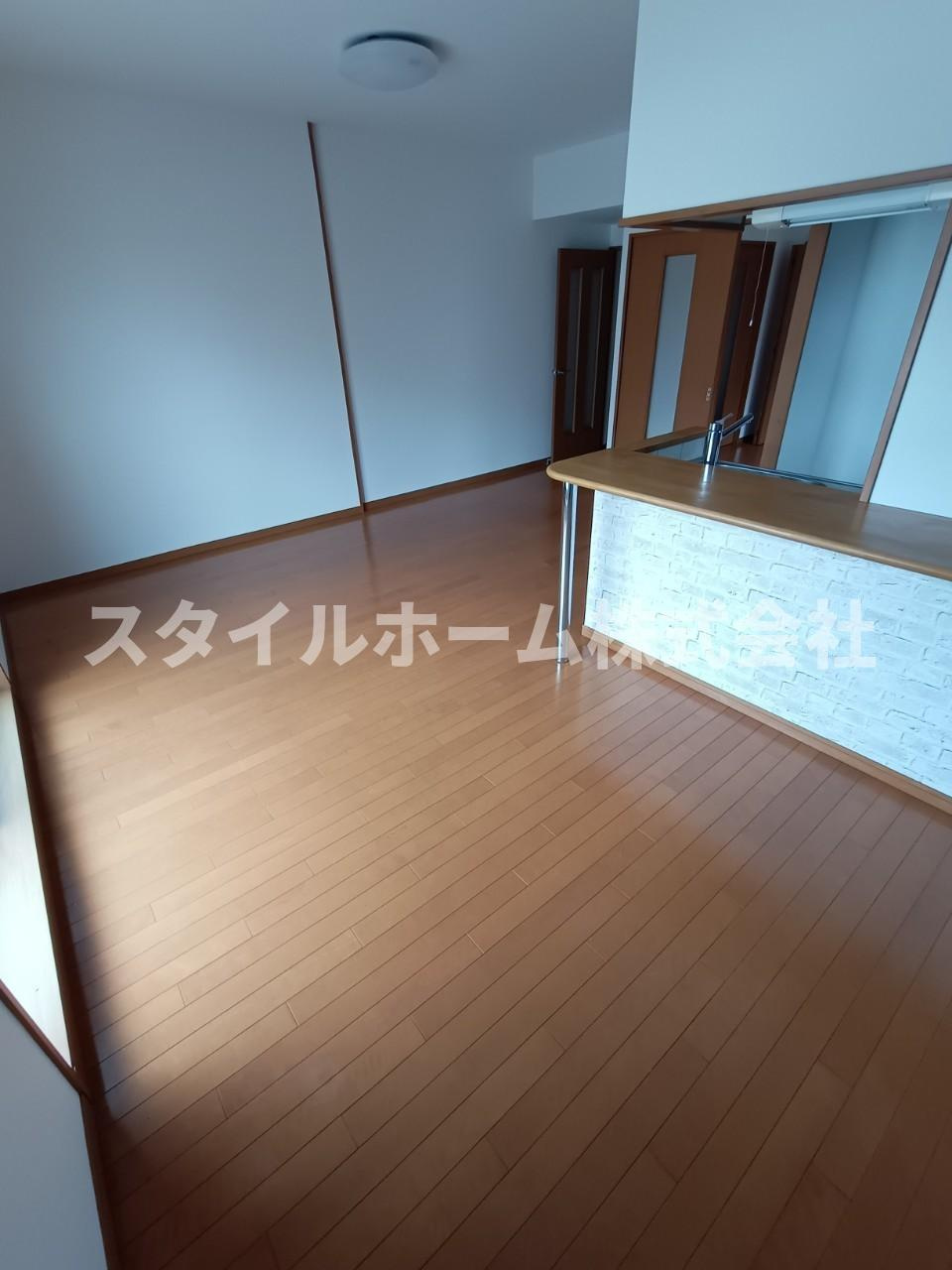 エスポワールの居間・リビング|同建物内別部屋の写真です。