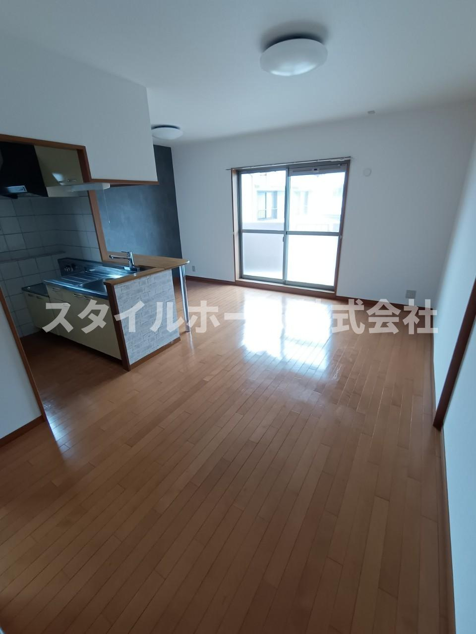 エスポワールの居間・リビング|同建物内別部屋の写真です。