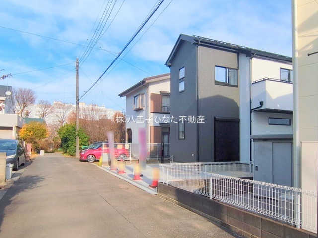 『八王子市新築戸建て』八王子市小宮町1083-2【仲介手数料無料】　６期の前面道路含む現地写真|～仲介手数料無料☆八王子ひなた不動産～八王子市小宮町　新築戸建て