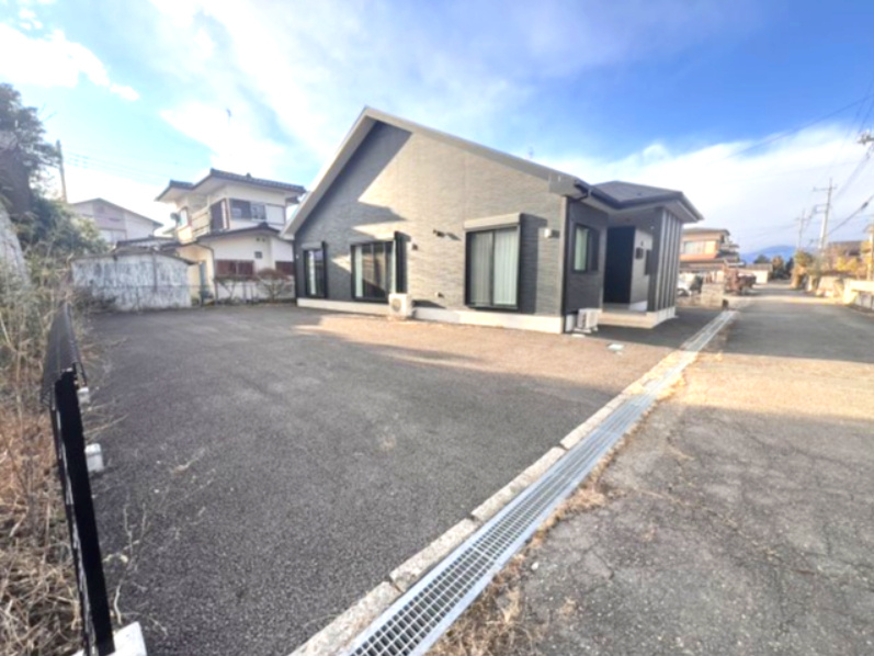 那須塩原市二区町　アイダ設計の平屋注文住宅　駐車6台以上可の前面道路含む現地写真