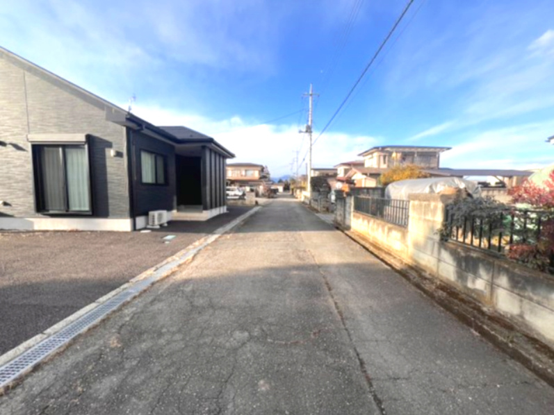 那須塩原市二区町　アイダ設計の平屋注文住宅　駐車6台以上可の前面道路含む現地写真
