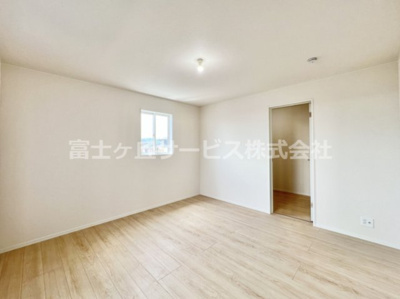 【寝室】 | 富士宮市ひばりが丘 新築一戸建て | 8帖の寝室です