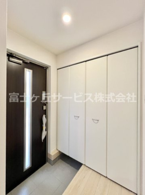 【玄関】 | 富士宮市ひばりが丘 新築一戸建て | 落ち着いた玄関です