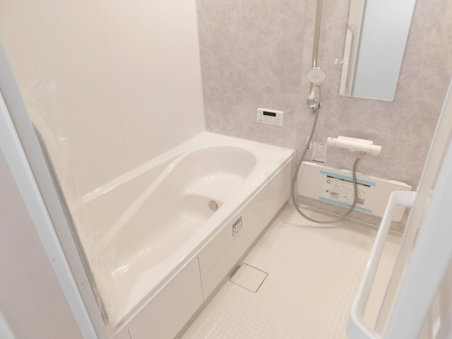 名古屋市港区藤高１丁目の新築一戸建の浴室|◇浴室◇　　広い１坪サイズ（LIXIL）・浴室暖房乾燥機・保温浴槽・エコベンチ浴槽・スライドバーシャワー・お手入れ楽々カウンター・オートバス・バリアフリー