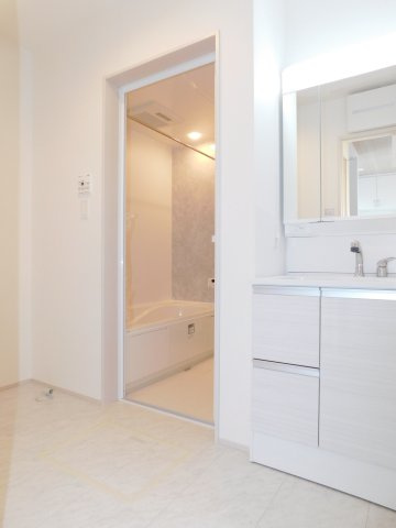 名古屋市港区藤高１丁目の新築一戸建の独立洗面台|◇洗面室◇　　三面鏡シャンプードレッサー　くもり止め仕様