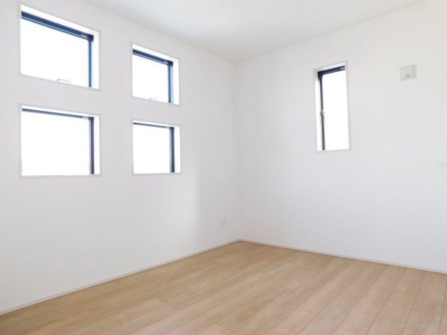 名古屋市港区藤高１丁目の新築一戸建の洋室|◇２階洋室◇　　明るい洋室約５．２５帖　　ウォークインクローゼット完備！