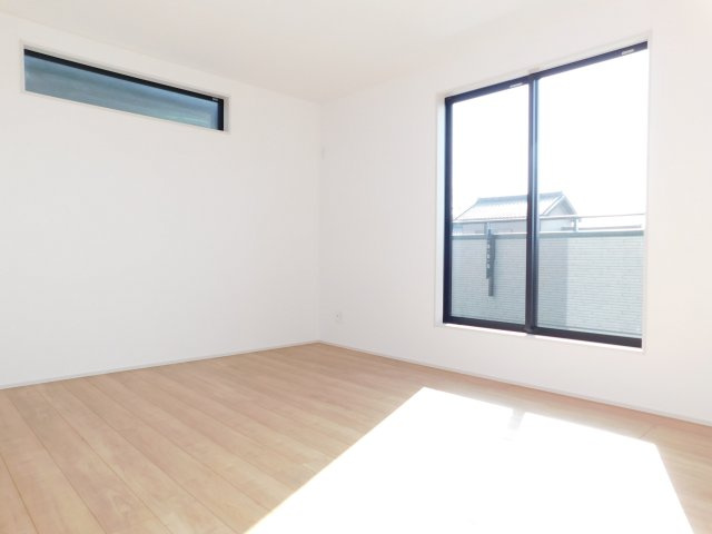 名古屋市港区藤高１丁目の新築一戸建の洋室|◇２階洋室◇　　　南面で明るい洋室約８．３７帖　ウォークインクローゼット完備！　バルコニー利用可♪