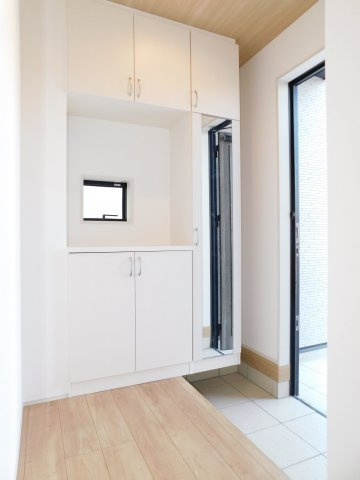 名古屋市港区藤高１丁目の新築一戸建の玄関|◇玄関収納◇　　家族の履物がしっかり収納できるミラー付きシューズ収納！