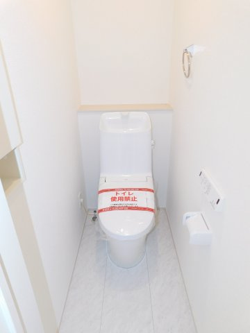 名古屋市港区藤高１丁目の新築一戸建のトイレ|◇トイレ◇　　１・２階節水型シャワートイレ　収納完備♪　リモコンパネル付き