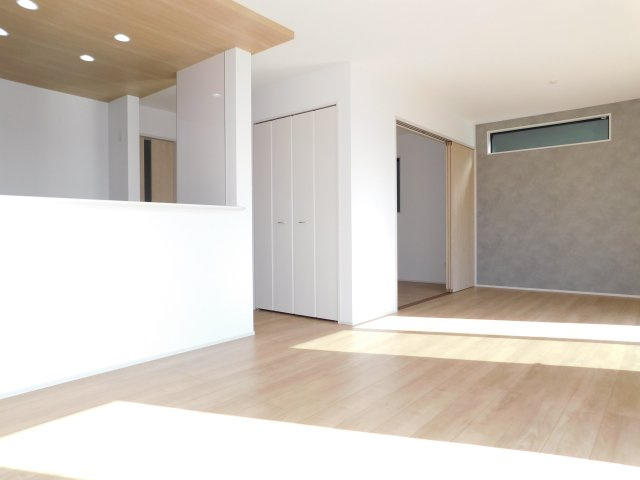 名古屋市港区藤高１丁目の新築一戸建の居間・リビング|◇リビング◇　　南面で明るいリビング約１７．２５帖　キッチン横にはパントリー＆収納完備！