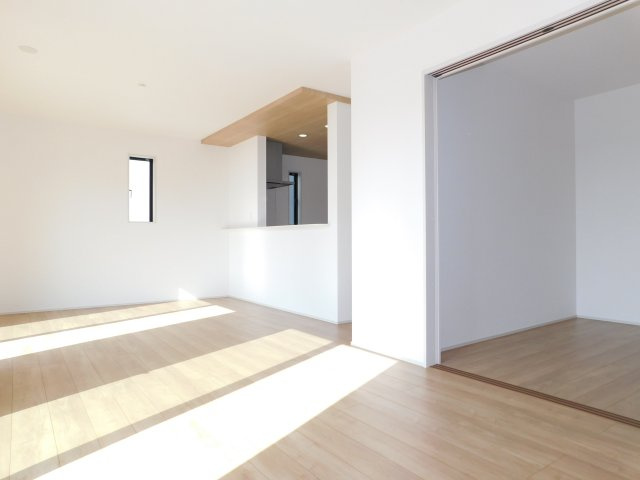 名古屋市港区藤高１丁目の新築一戸建の居間・リビング|◇リビング◇　　南面で明るいリビング約１７．２５帖　洋室と続き間で約２１．７５帖の広々空間になります♪