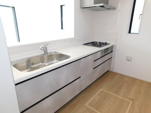 名古屋市港区藤高１丁目の新築一戸建のキッチン|◇キッチン◇　　人気の対面式・人造大理石カウンター・浄水器付ハンドシャワー・静音仕様シンク・スローインクローズレール・薄型換気扇・前面コンセント完備・床下収納庫 　