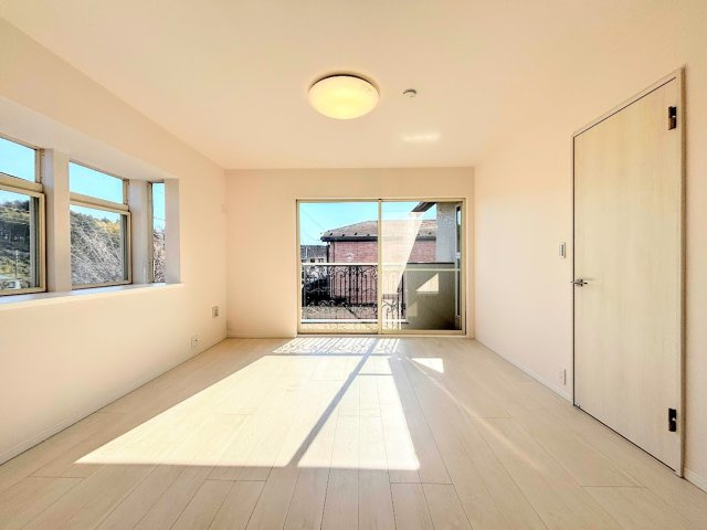 泉区西が岡2丁目　中古戸建ての洋室|◆室内はいつも明るい印象なので気持ちの良い朝を迎えられます。各部屋にはクローゼットを完備しており、収納が多いお家はすっきりして快適空間です。
