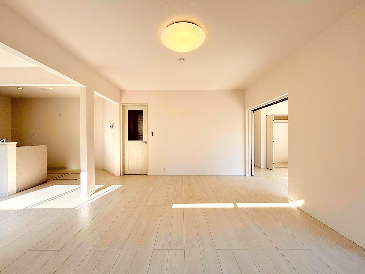 泉区西が岡2丁目　中古戸建ての居間・リビング|◆一家だんらんのスペースとなるＬＤＫ。窓から明るい光が差し込み、思わず家族の会話も弾む快適な空間。
