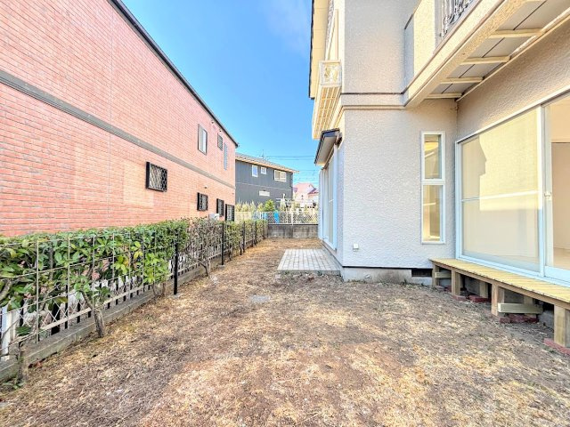 泉区西が岡2丁目　中古戸建ての庭|◆お手入れのしやすいちょうどよいサイズ感のお庭付き。植栽や家庭菜園等多目的にご利用いただけるプライベート空間。
